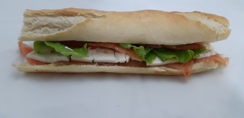Sande Salmão e Queijo Fresco